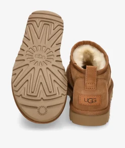 Botines UGG CLASSIC ULTRA MINI en cuero