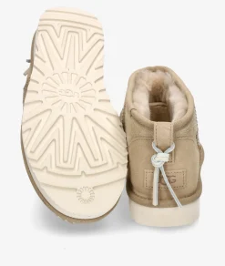 Botines UGG CLASSIC ULTRA MINI BIARRITZ en beige
